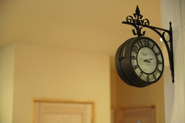 アンティーク調のインテリア時計