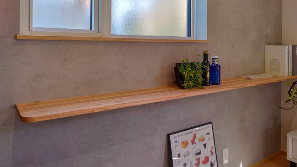 グレーのアクセントクロスと杉のカウンター｜木ごころホーム