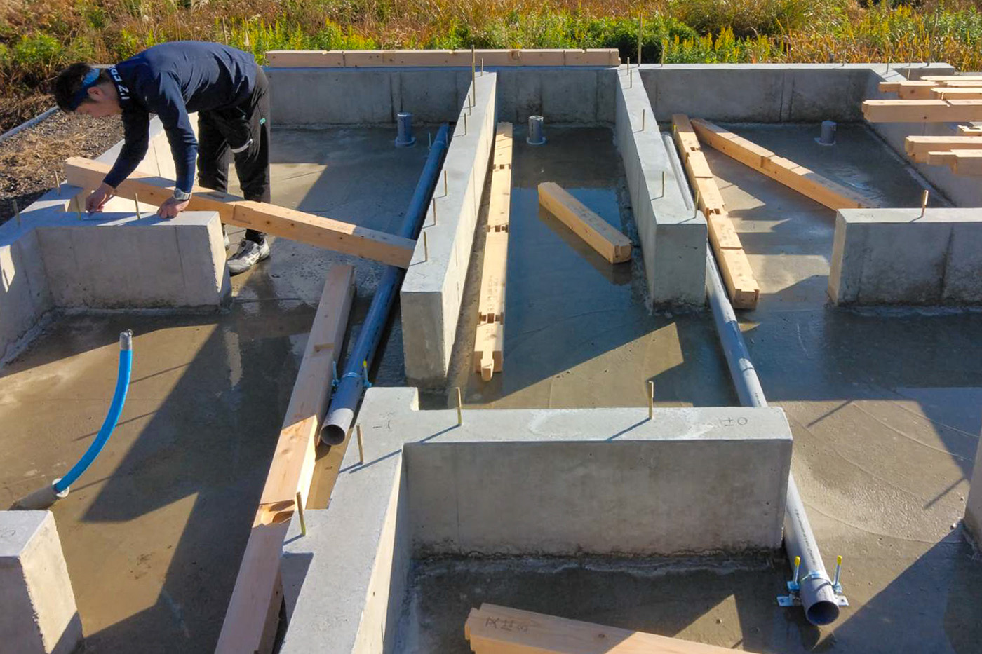 新築工事で行う土台伏せ作業の様子