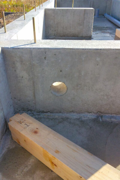 新築工事で行う土台伏せ前の基礎と配管貫通部