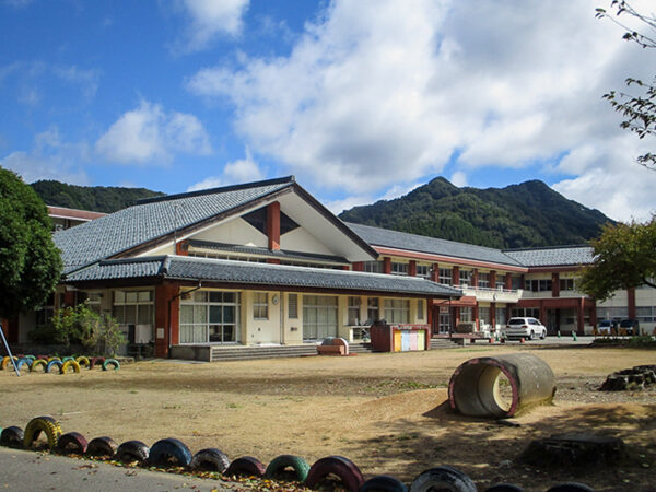 味真野分譲地周辺の味真野小学校
