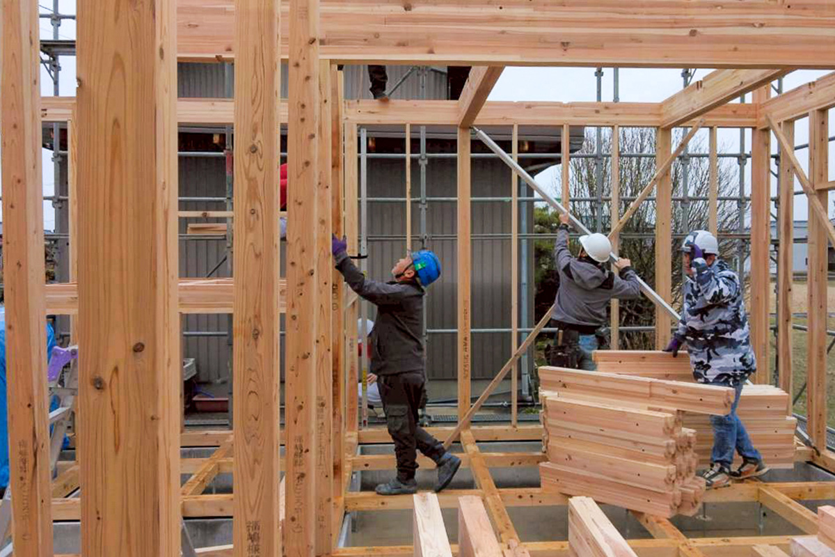 注文住宅 上棟 柱を建てる大工