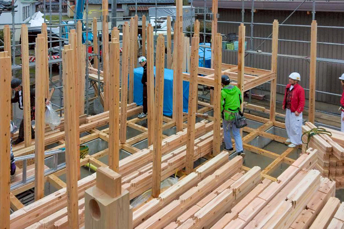 木造住宅 上棟 柱が並ぶ構造