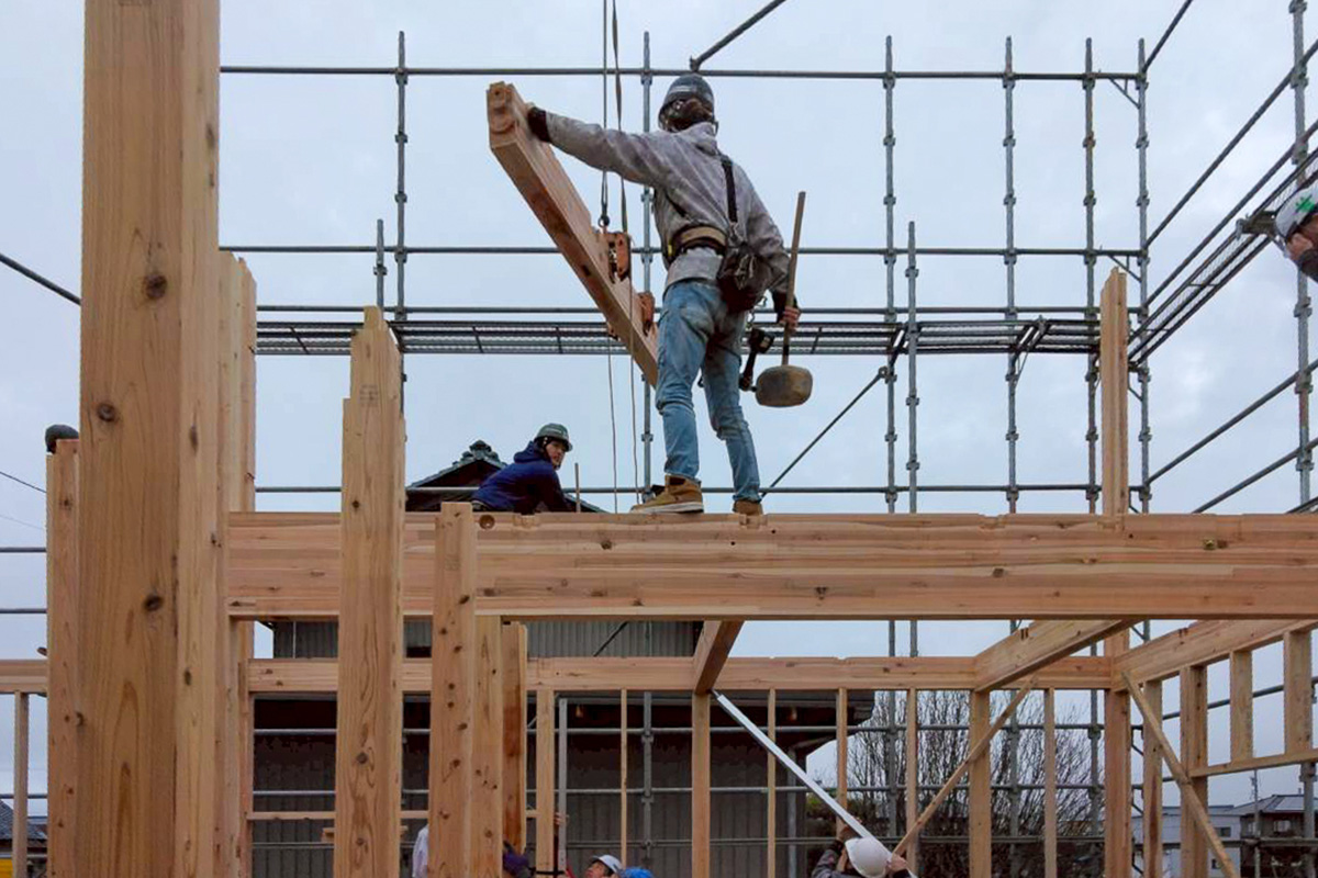 注文住宅 上棟 梁を組む作業
