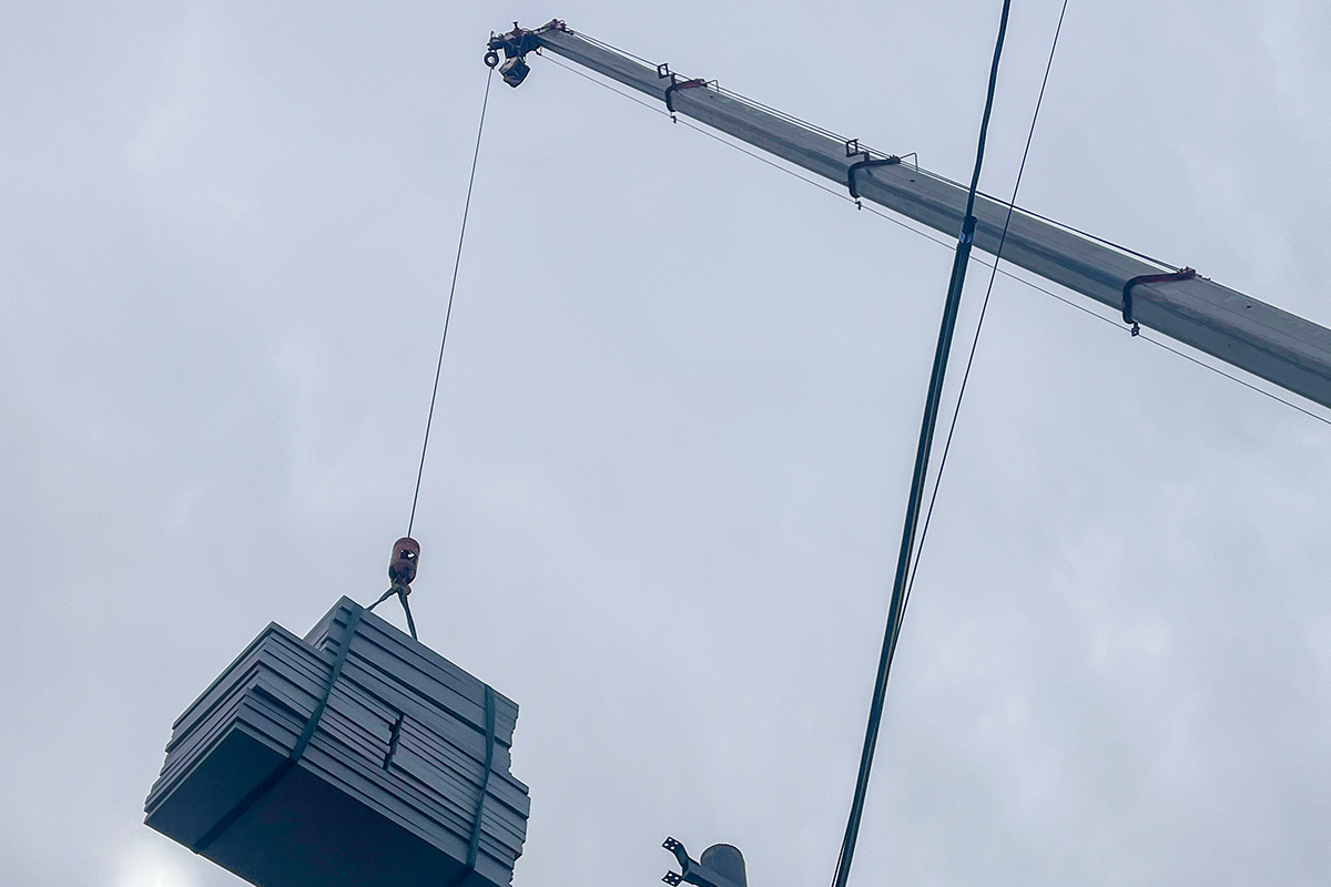 上棟 クレーンで構造材を搬入